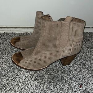 Toms tan heels size 8 women’s